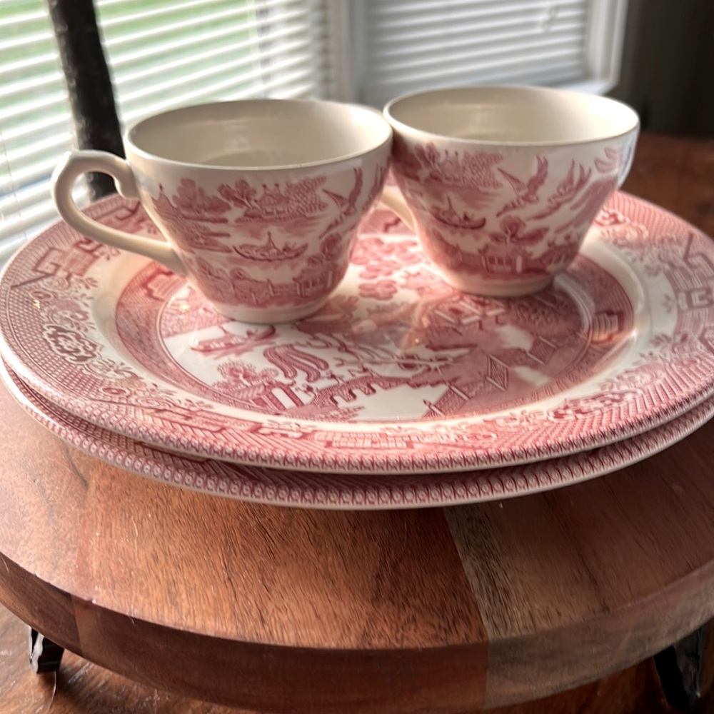 Churchhill England Red Willow 3 plates and 2 coffee cups- mint condition